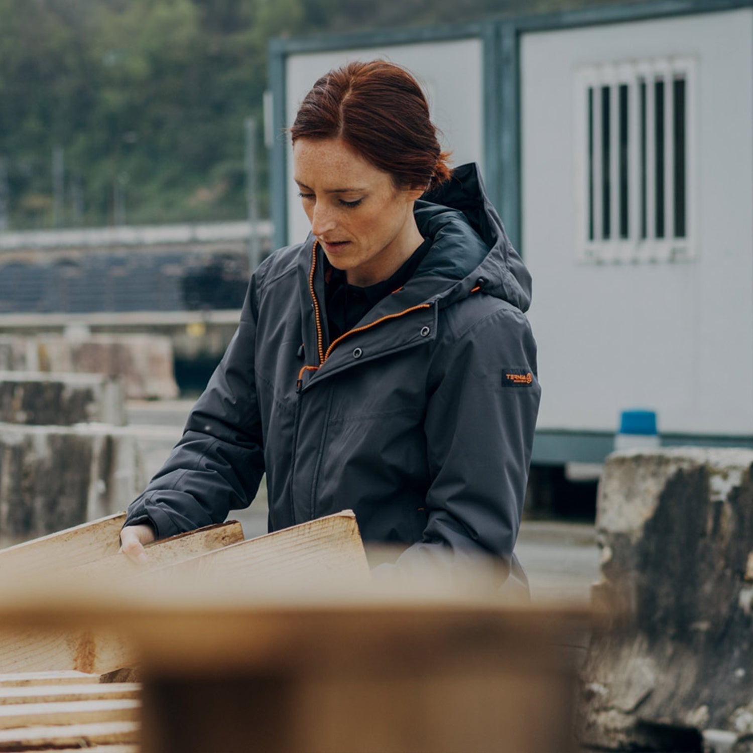 Mujeres en Terreno: La Importancia de la Ropa de Seguridad Femenina en Minería y Construcción - Anditek
