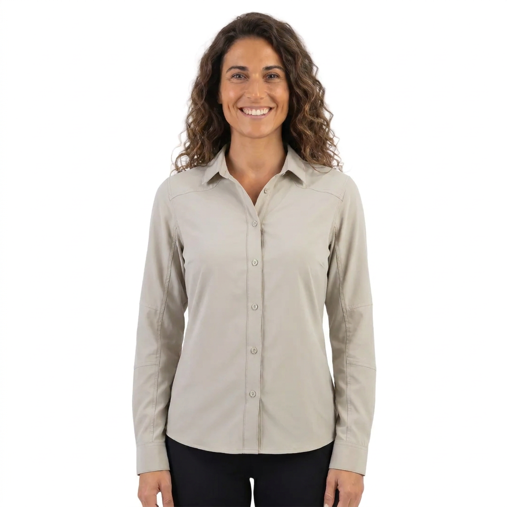 Blusa técnica Carajás Oxwear mujer beige antiácida UPF 50+, en uso con modelo