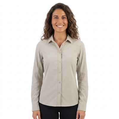 Blusa técnica Carajás Oxwear mujer beige antiácida UPF 50+, en uso con modelo