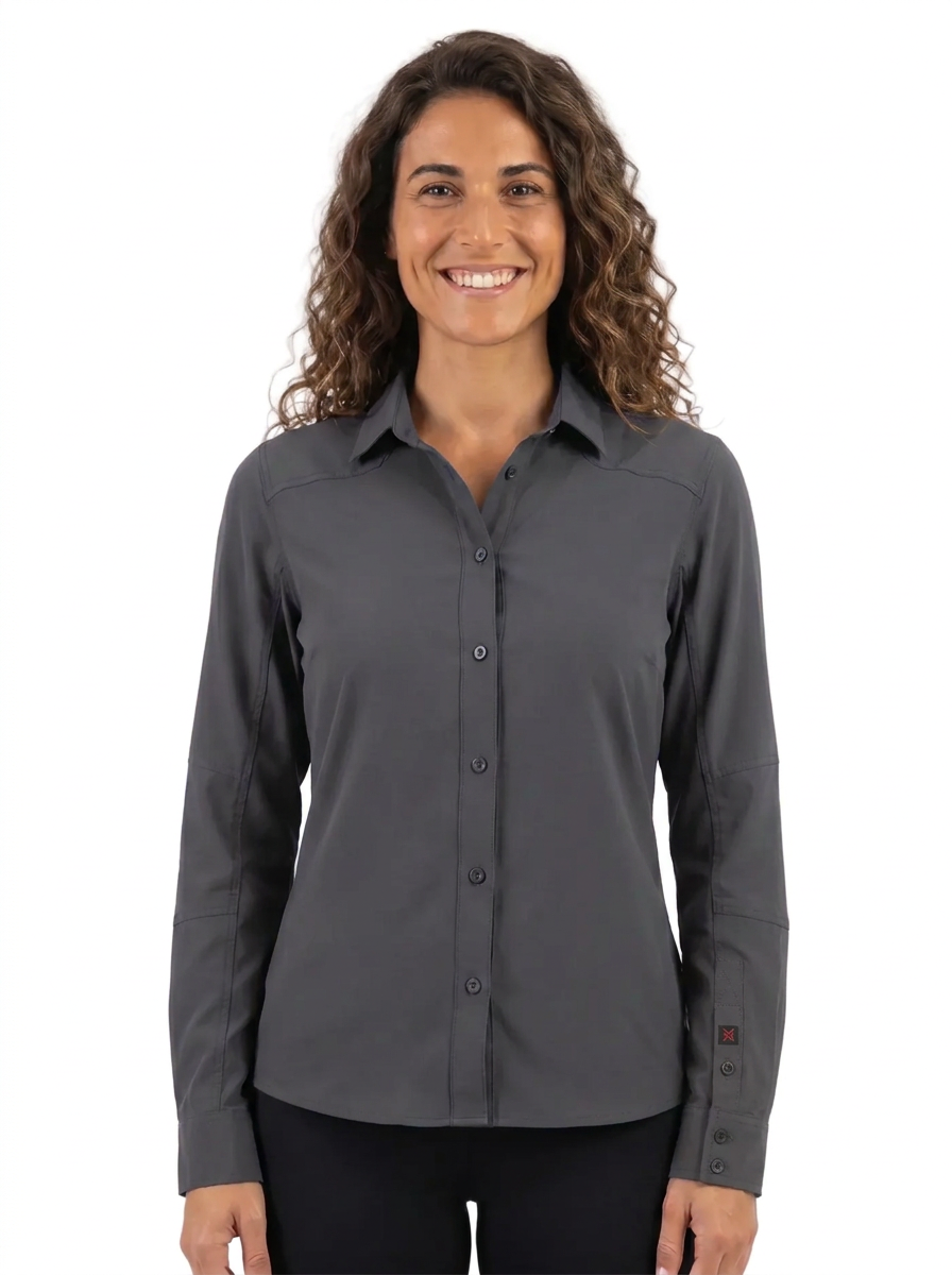 Blusa técnica Carajás Oxwear mujer gris antiácida UPF 50+, primera pose con modelo