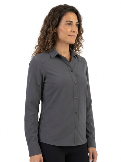 Blusa técnica Carajás Oxwear mujer gris antiácida UPF 50+, segunda pose con modelo