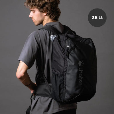 Mochila Nomad 35L vista trasera con correas