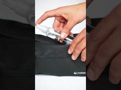 Banano impermeable negro vista de sus bolsillos